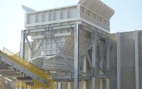 Kosz zasypowy z podajnikiem wibracyjnym